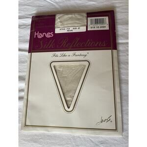 Hanes Silk Reflections style 715 Size EF Color Pearl.Silky Sheer Sandalfoot Hose